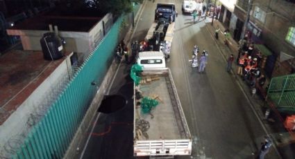Queda camión varado en socavón en Periférico Oriente en Iztapalapa
