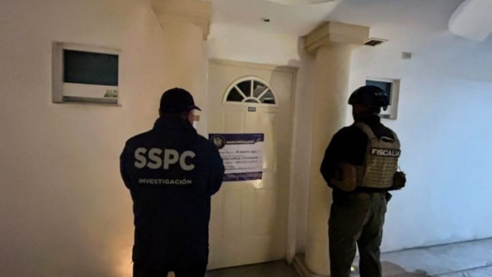 Autoridades aseguraron más de 23 kilos de cristal durante un cateo en la colonia Cumbres Oro Residencial en Monterrey.