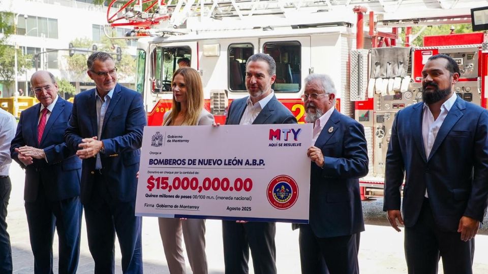 El alcalde Adrián de la Garza entregó un donativo de 15 millones de pesos a Bomberos de Nuevo León en la Plaza Zaragoza.