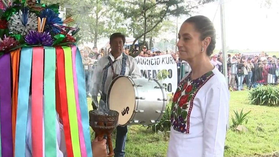 La presidenta de México, Claudia Sheinbaum, recibió el bastón de mando del comunidad otomí en Querétaro.