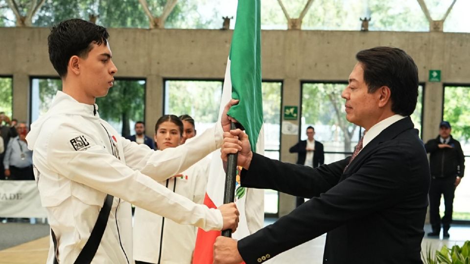Mario Delgado encabeza ceremonia de abanderamiento.