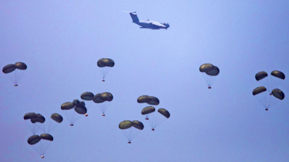 Arrojan ayuda humanitaria en Gaza.