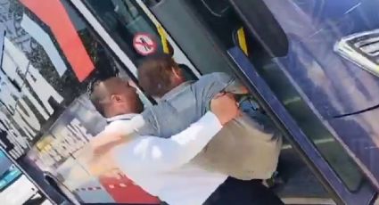 Chofer ayuda a hombre en silla de ruedas a subir a camión de la Regio Ruta | VIDEO