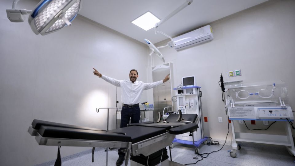 Martí Batres explicó que ambas clínicas cuentan con quirófano, camas para hospitalización, consultorios, etc.