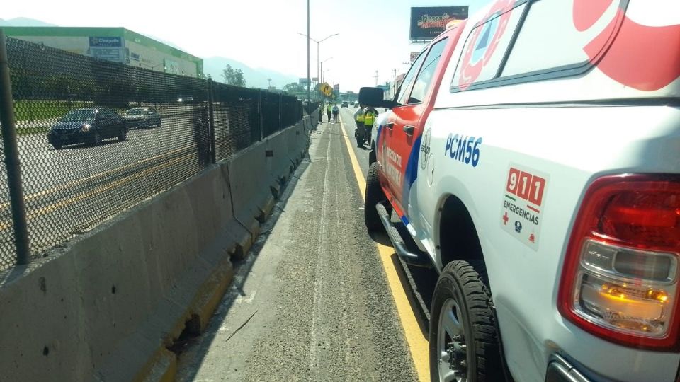 Protección Civil Monterrey atendió el accidente en Carretera Nacional, donde un motociclista resultó con graves lesiones.