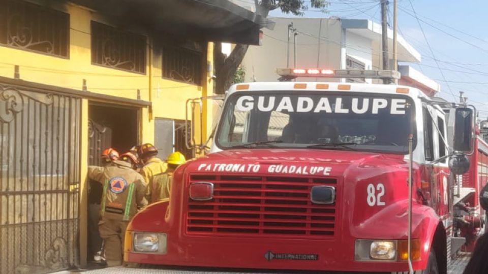 Bomberos y Protección Civil controlaron el incendio en una panadería de Guadalupe, sin reporte de lesionados.