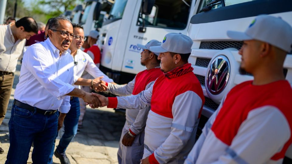 El municipio de Escobedo incorporó 24 nuevos camiones recolectores de basura como parte del programa “Escobedo se pone guapo”.