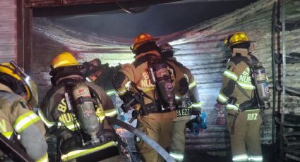 Incendio consume dos negocios en Villa las Fuentes, Monterrey