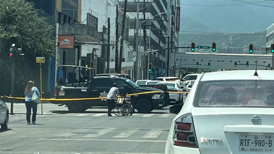 Agentes desmontan cámaras de videovigilancia durante el cateo a un edificio en la Avenida Pino Suárez, en el Centro de Monterrey.