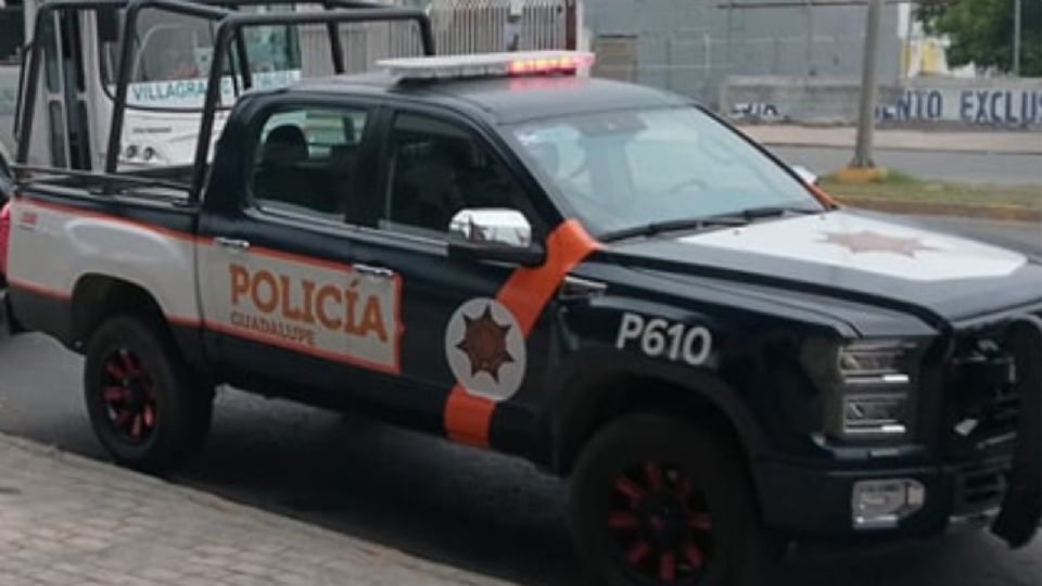 Policías de Guadalupe resguardaron la barbería donde fue baleado un hombre con antecedentes por narcomenudeo.