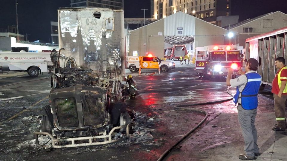 Un tractocamión fue consumido por el fuego dentro del estacionamiento de la empresa Arca Continental.