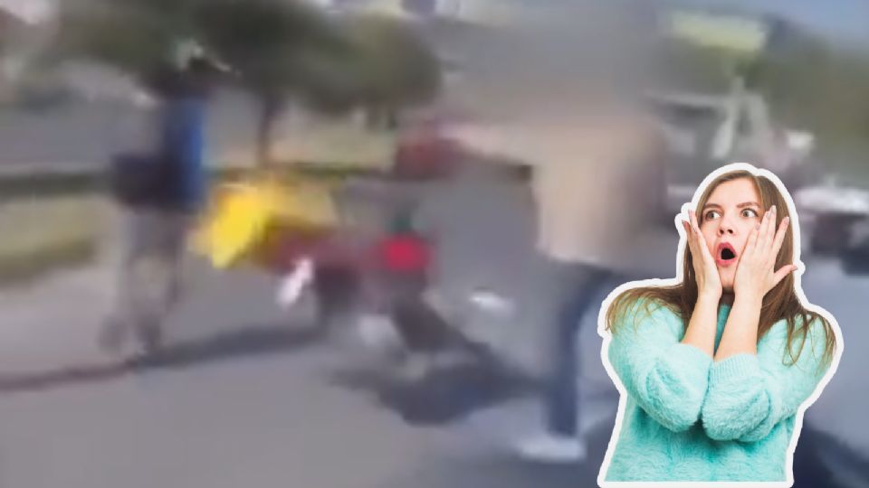 El conductor de la camioneta pateó la motocicleta y detuvo el tráfico por unos momentos.