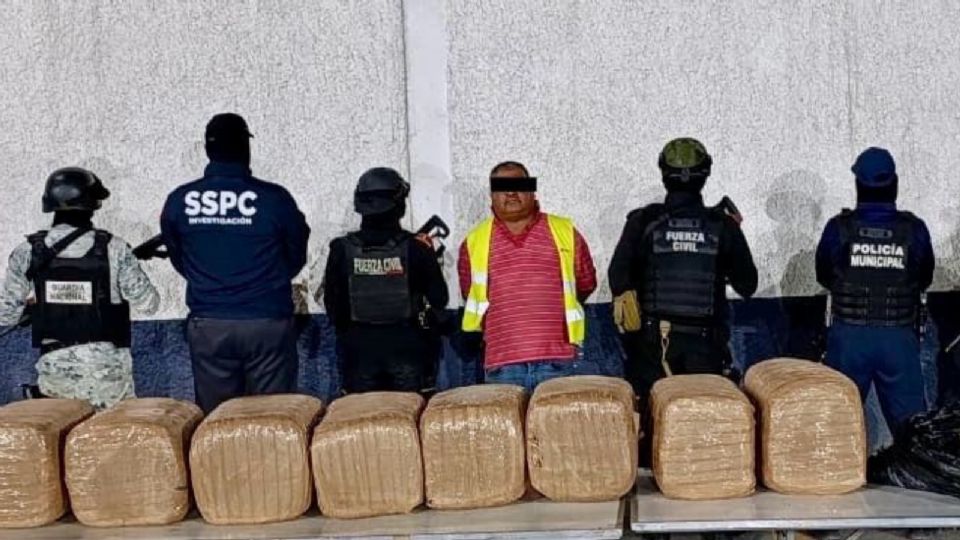 Autoridades localizaron más de 130 kilos de marihuana en una camioneta durante un operativo nocturno en El Carmen.