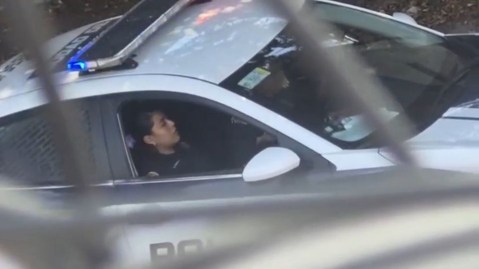 La pareja de policías fue captada realizando actos sexuales en el interior de una patrulla.