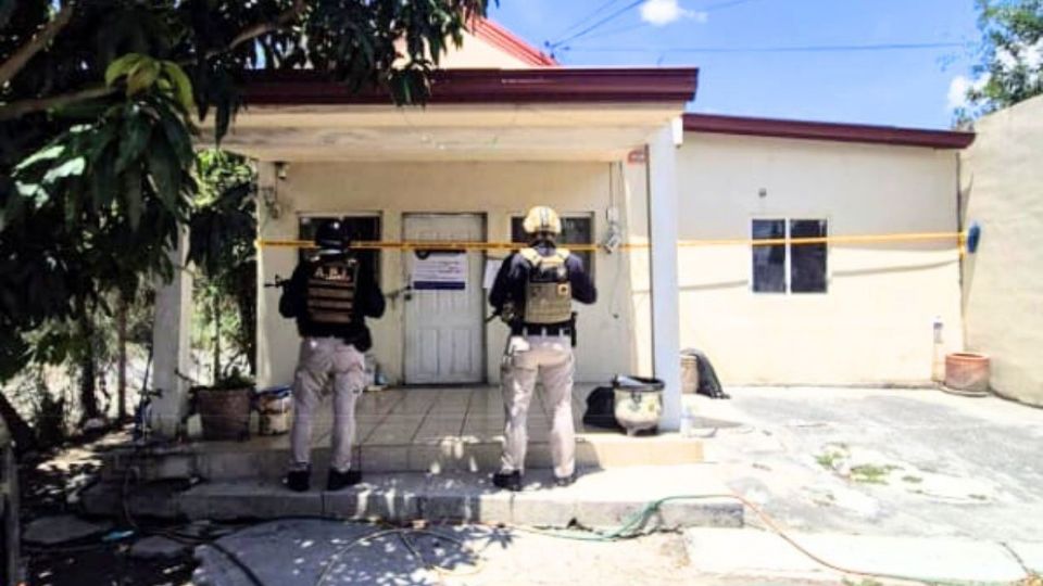 El domicilio quedó bajo resguardo de las autoridades tras el operativo realizado por la Fiscalía de Nuevo León.