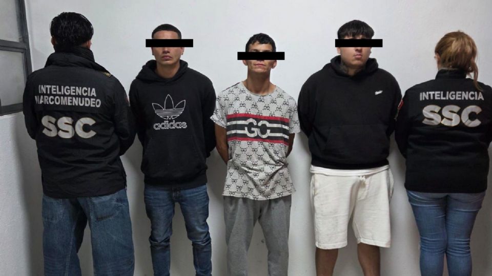 Detectaron a los sospechosos manipulando posibles sustancias ilícitas.