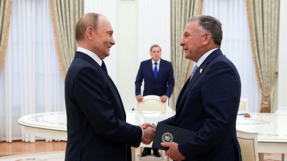 Durante la reunión, presenciada por el asesor internacional del Kremlin, Yuri Ushakov, Putin y Witkoff se estrecharon la mano.