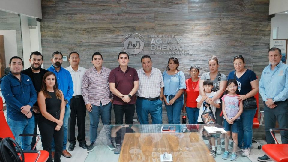 El alcalde Manuel Guerra acudió con ciudadanos y funcionarios a Agua y Drenaje para buscar soluciones al problema de cortes del vital líquido.