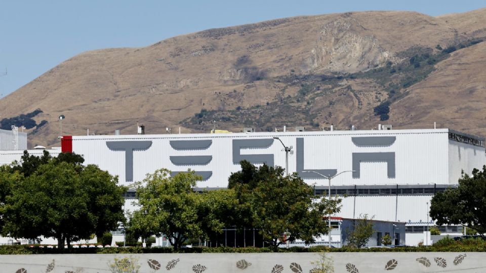 Elon Musk y Tesla en el ojo del huracán: accionistas los acusan de fraude por sus robotaxis