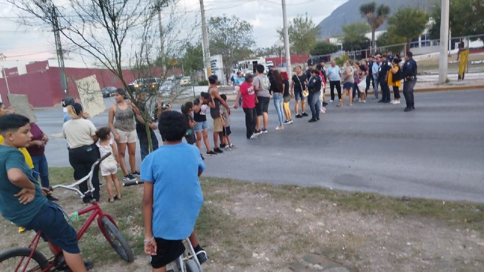 Manifestación en Escobedo por la falta de luz en la colonia La Isla bloqueó el tránsito en sentido poniente a oriente.
