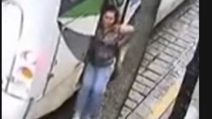 VIDEO | Mujer queda atrapada debajo de la puerta después de intentar bajar de un camión