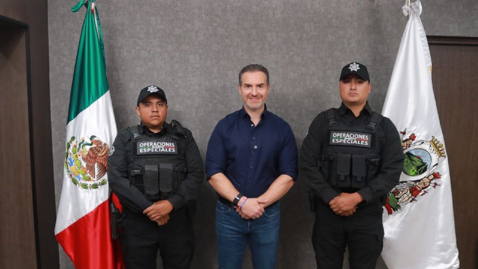 Adrián de la Garza reconoció a los policías Jonathan López y César Hernández por su intervención para salvar la vida de un menor en Monterrey.