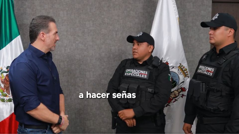 Los policías Jonathan López y César Hernández fueron reconocidos por salvar a un niño en emergencia médica, gracias a su preparación en primeros auxilios.