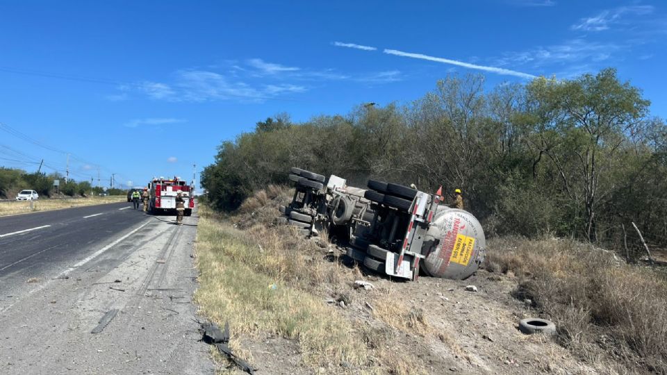 Protección Civil trabaja en el trasvase del combustible tras la volcadura de una pipa con 31 mil litros de gasolina en Montemorelos.