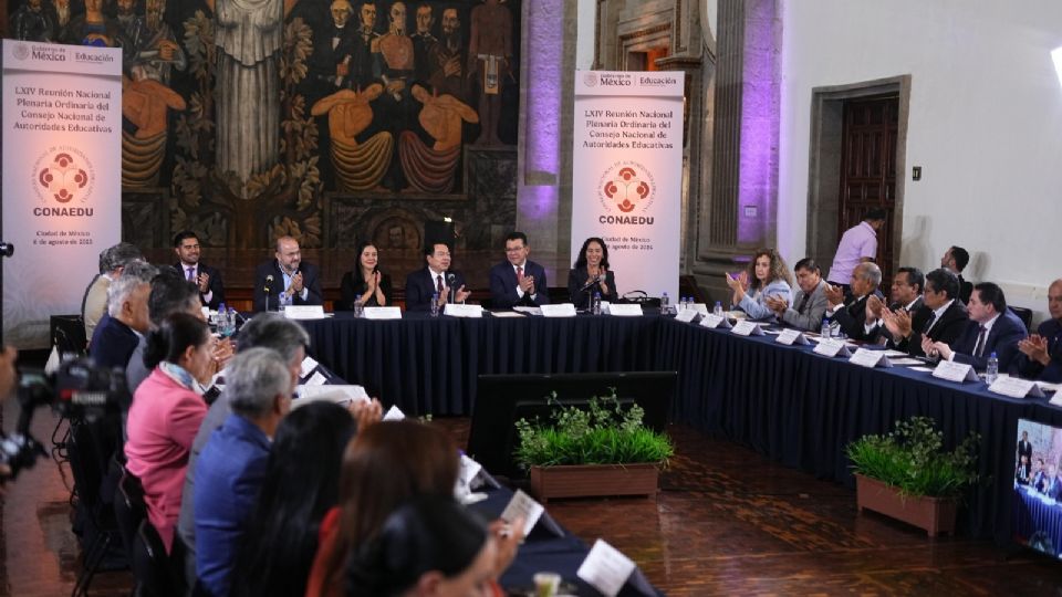 El titular de la SEP en reunión con representantes del sector de los 32 estado del país.