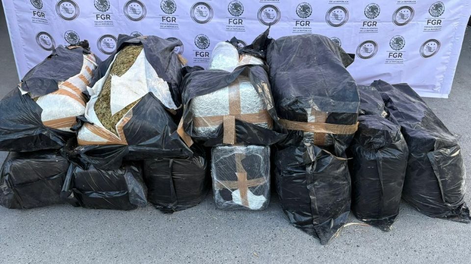 Los paquetes de marihuana estaban ocultos entre pacas de paja dentro de una camioneta con placas de Guerrero.