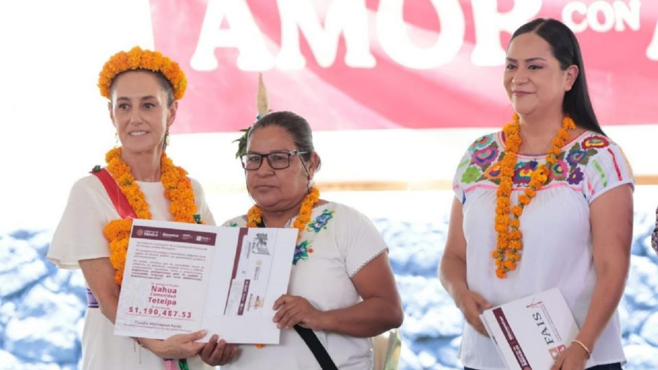Presidenta Claudia Sheinbaum y secretaria de Bienestar reconocen a los pueblos indígenas.