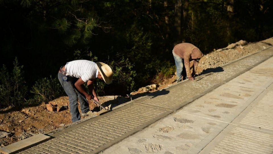 SICT construye caminos artesanales.