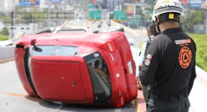 Conductor pierde el control y vuelca su auto rumbo al túnel de la Loma Larga en Monterrey