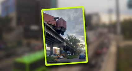 Tráiler pierde el control y termina colgando de puente vehicular en Naucalpan | VIDEO