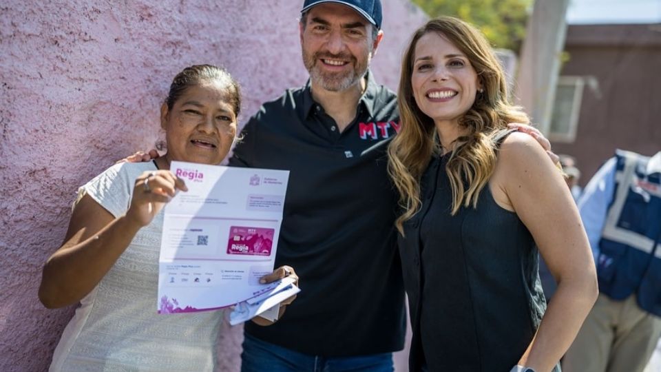 El alcalde Adrián de la Garza encabezó la entrega de la Tarjeta Regia Plus en Monterrey, que beneficiará a 45 mil mujeres con apoyos económicos y programas de desarrollo.