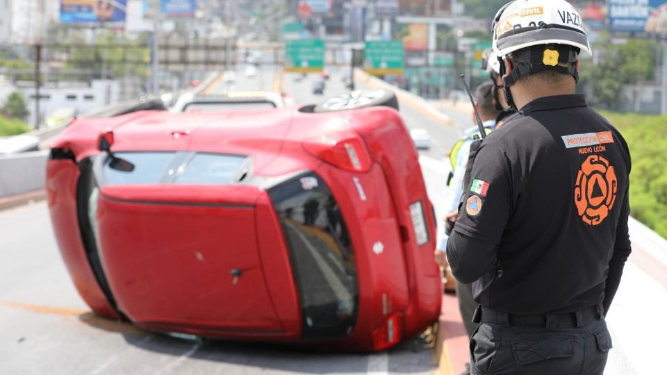 El conductor fue atendido por paramédicos tras volcar su vehículo en un paso a desnivel de la avenida Constitución.