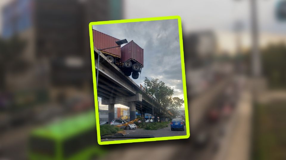 Tráiler se accidenta en puente de Naucalpan.