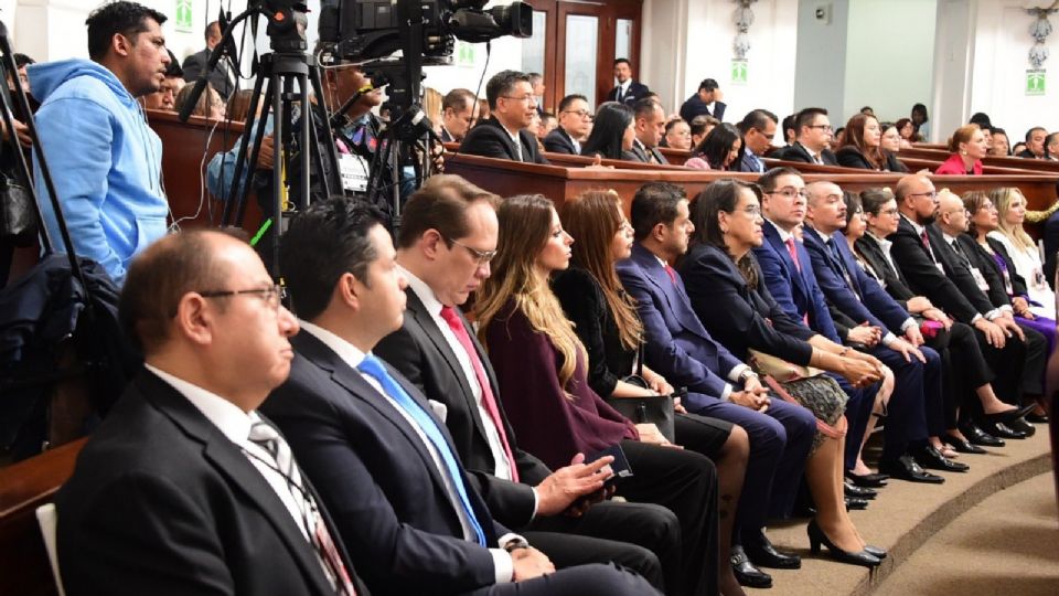 Juzgadores de la CDMX rinden protesta en el Congreso capitalino.