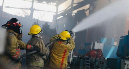 Confirma Erick Cavazos control total del incendio en empresa de Escobedo