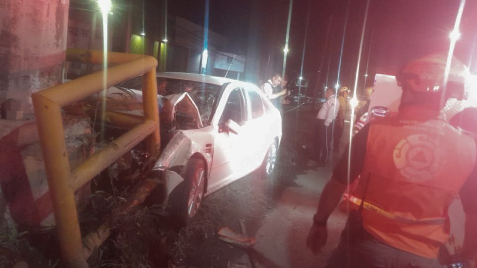 Un conductor perdió la vida al impactar su vehículo contra un objeto fijo en Apodaca; autoridades trabajan en la liberación del cuerpo.