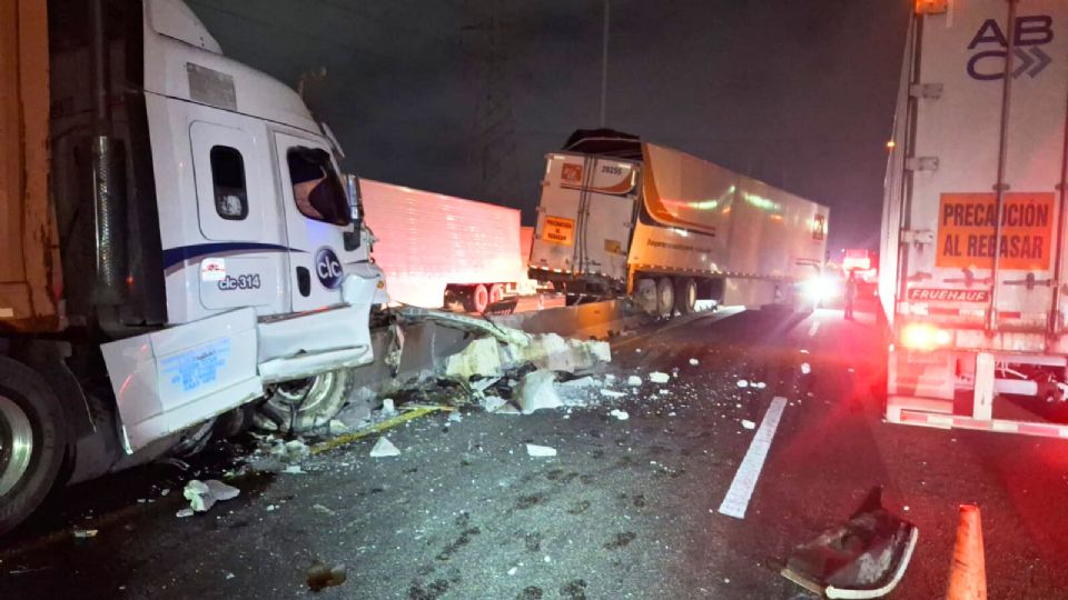 Una carambola de tráilers en la Autopista Monterrey–Saltillo y Libramiento Noroeste generó caos vial en Santa Catarina y García.