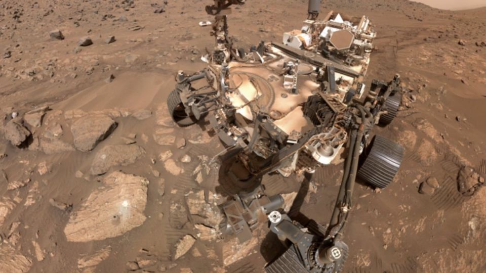 Imagen del rover Perseverance que descubrió la roca donde pude haber signos de vida antigua en Marte.