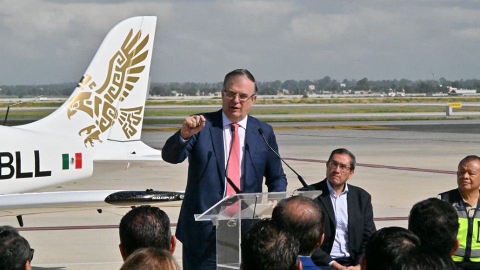 Marcelo Ebrard, secretario de Economía, en la presentación del primer avión 100% de fabricación mexicana.
