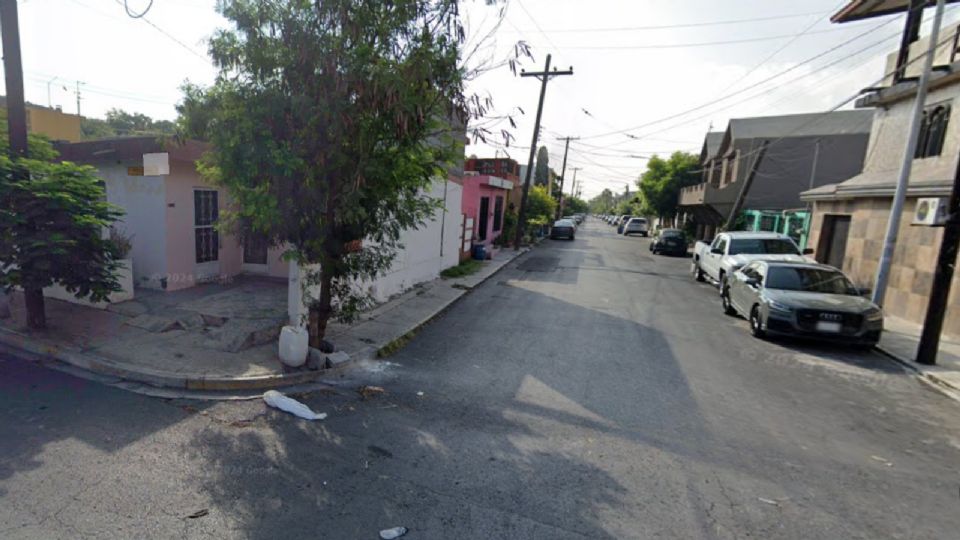 El presunto delincuente abandonó el vehículo sobre la calle Gavilán, entre Pelícano y Milano, para escapar a pie y perderse de la vista de los agentes.