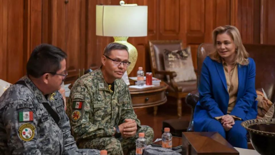 La gobernadora de Chihuahua, Maru Campos, se reunió con autoridades militares de la región para reforzar la seguridad.