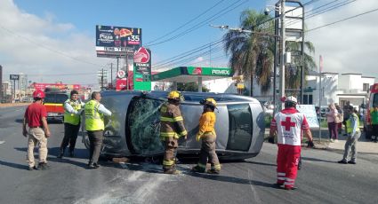 Choque múltiple en Garza Sada deja un auto volcado y un lesionado al sur de Monterrey