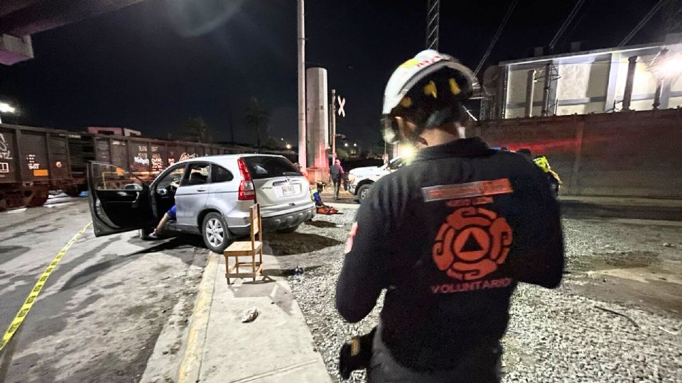 Protección Civil de San Nicolás atendió a los ocupantes de la camioneta impactada por un tren en la colonia Carmen Romano.