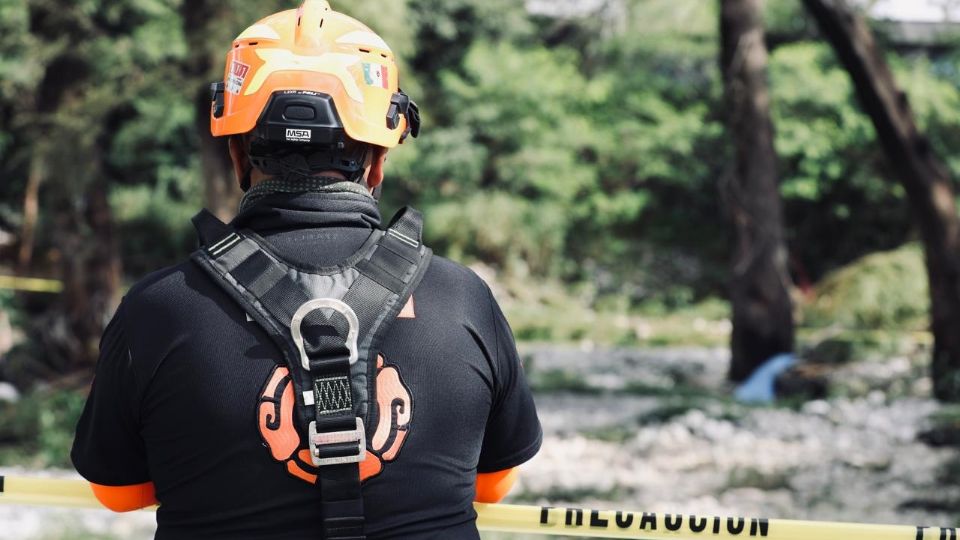 Policías de Guadalupe localizaron el cuerpo de la mujer arrastrada por la corriente en La Estanzuela, atrapado entre ramas cerca del Puente La Tolteca.