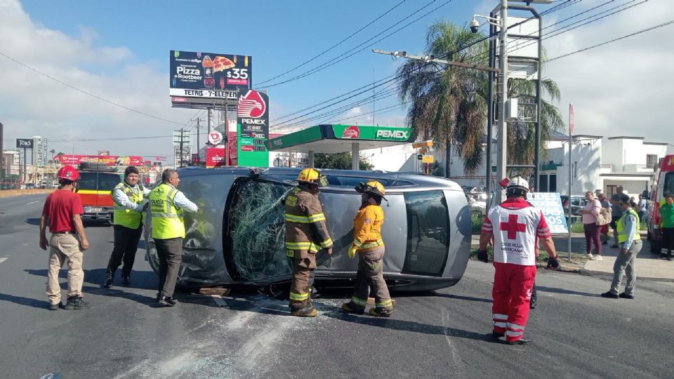 La carambola en avenida Garza Sada dejó un vehículo volcado y afectó la circulación hacia el norte de Monterrey.