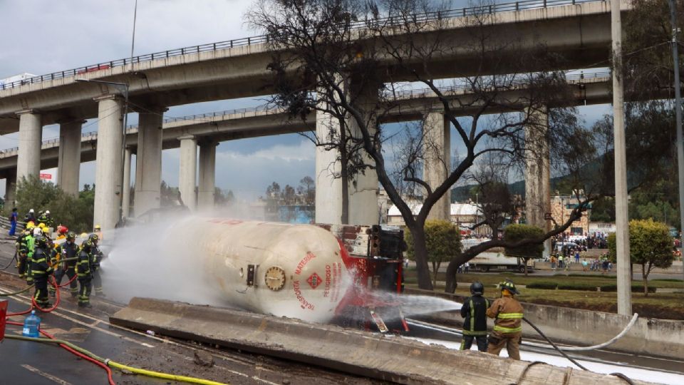Daños tras la explosión de una pipa de gas en el bajo puente de Puente de la Concordia.